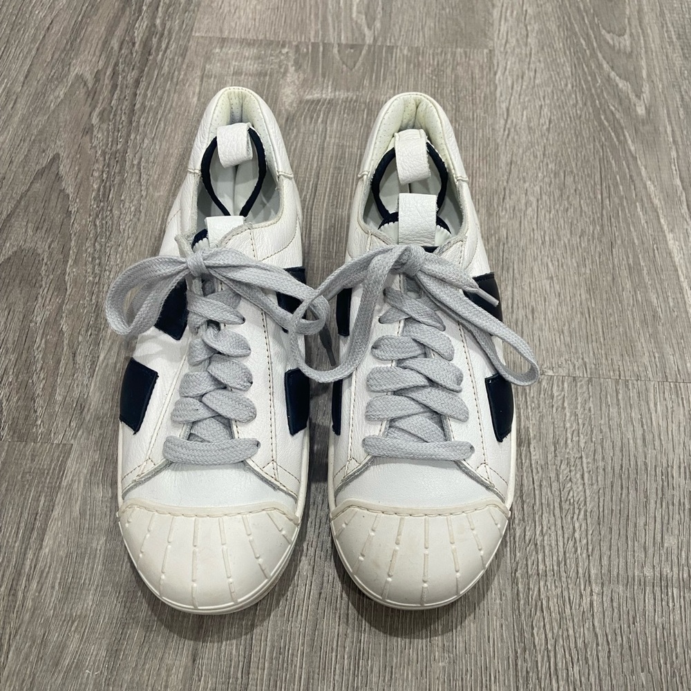 MO MI NO White and Black Sneakers
